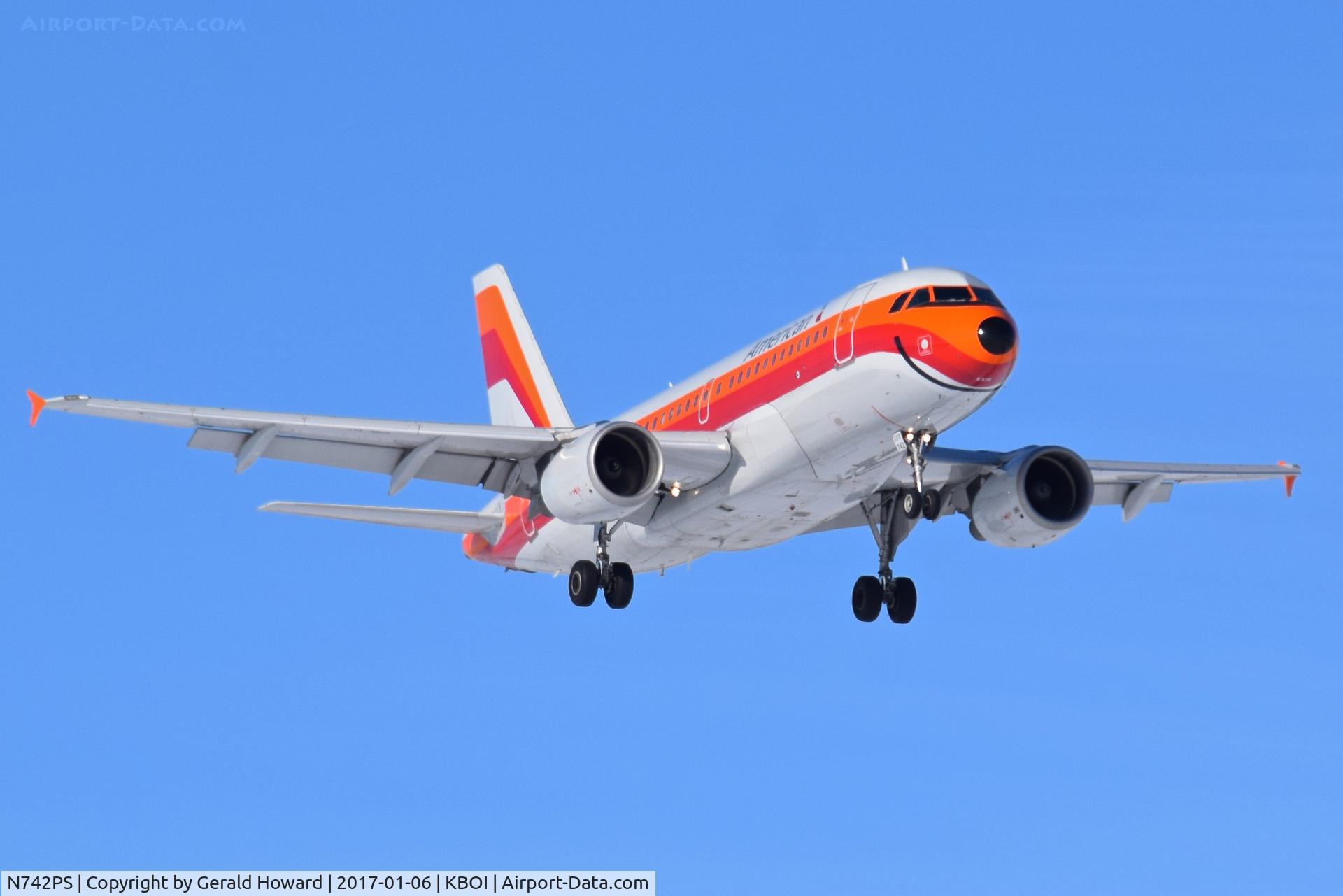 N742PS, 2000 Airbus A319-112 C/N 1275, Always arrives with a smile.
