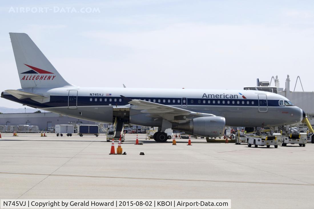 N745VJ, 2000 Airbus A319-112 C/N 1289, Parked at the gate.
