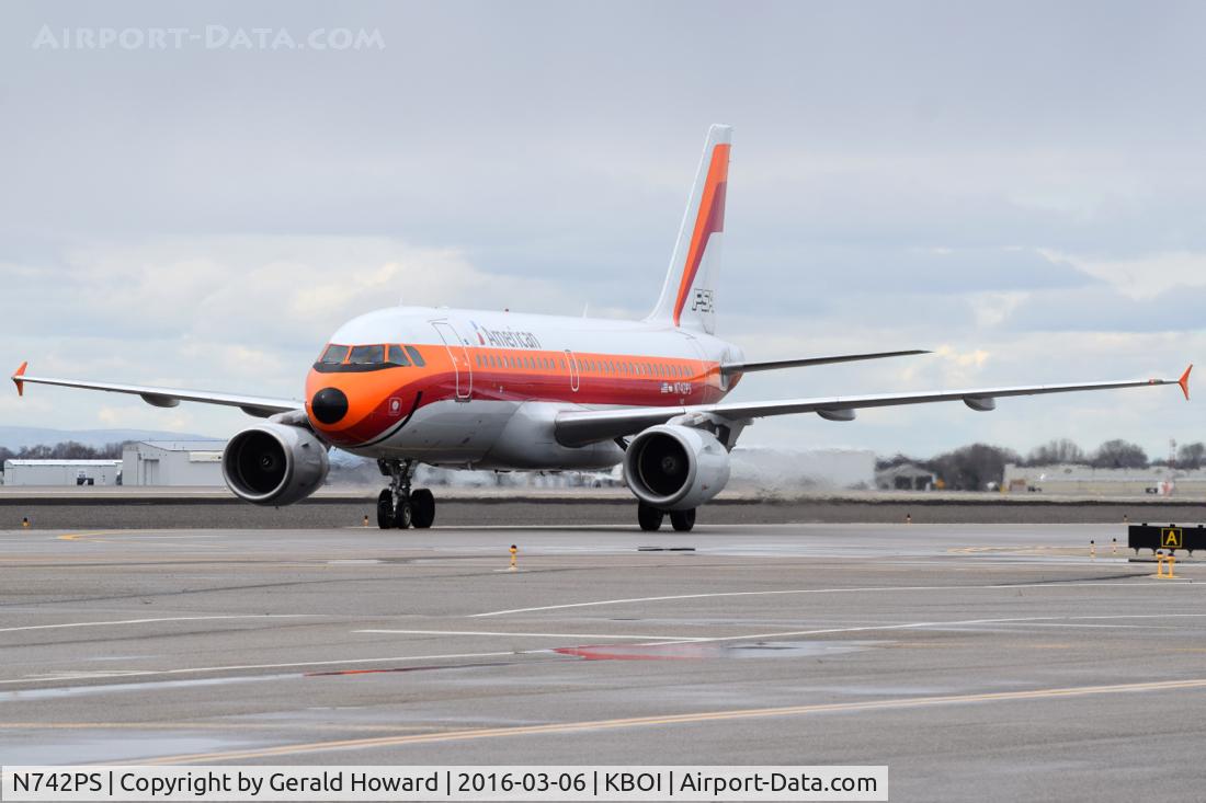 N742PS, 2000 Airbus A319-112 C/N 1275, Taxing on Alpha for the gate.