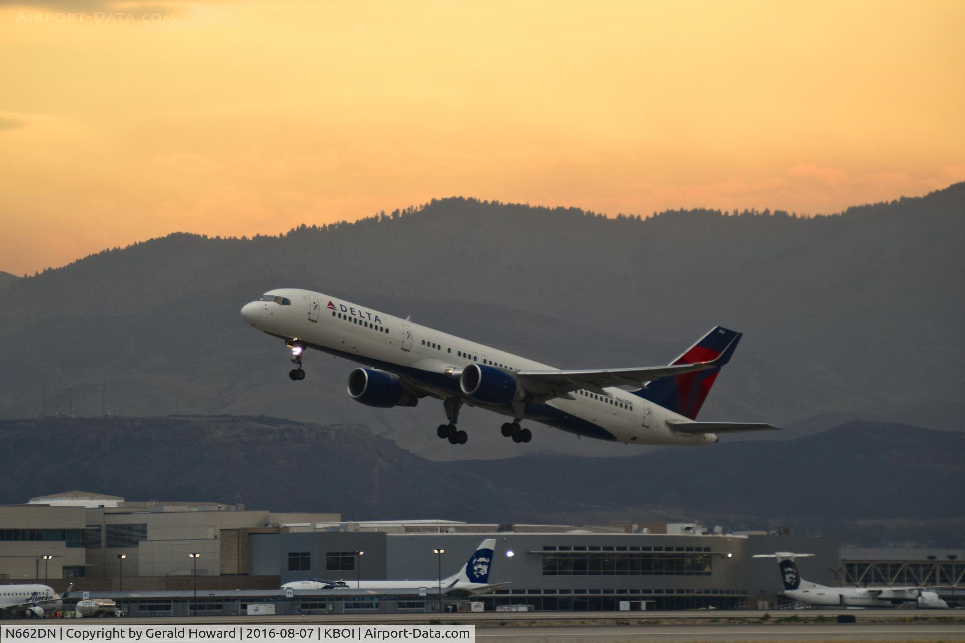 N662DN, 1991 Boeing 757-232 C/N 24991, Early morning departure.