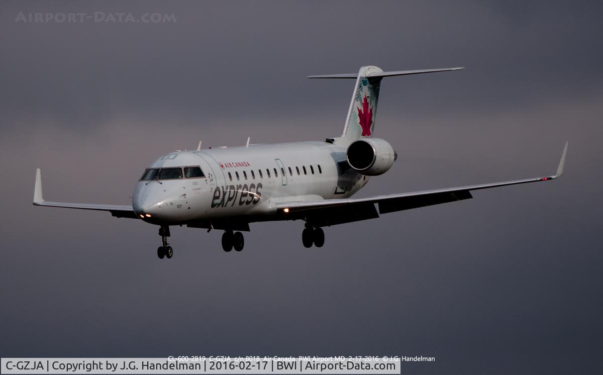 C-GZJA, 2005 Bombardier CRJ-200ER (CL-600-2B19) C/N 8018, Short final to 33L.