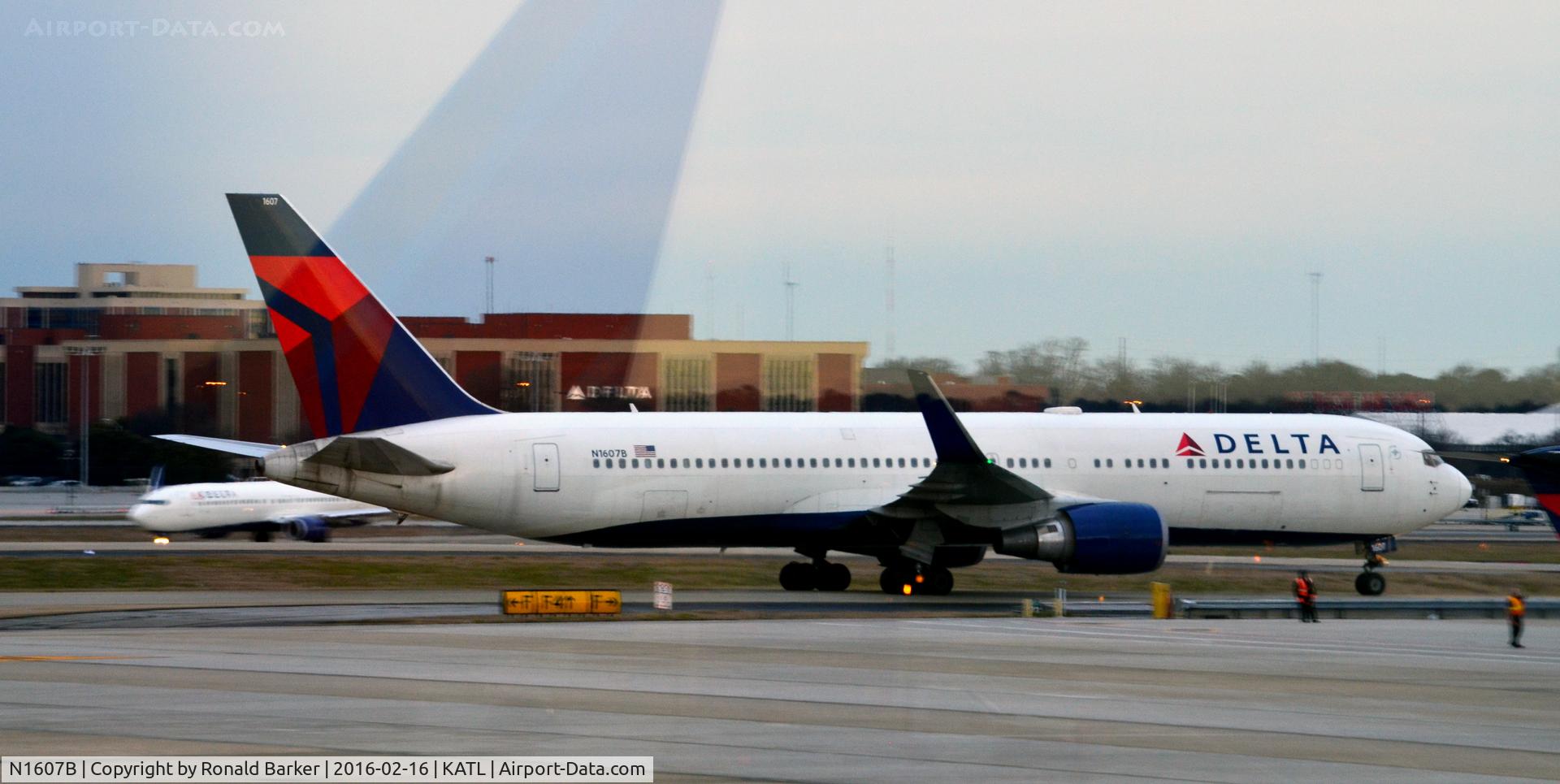 N1607B, 2000 Boeing 767-332 C/N 30388, Taxi Atlanta