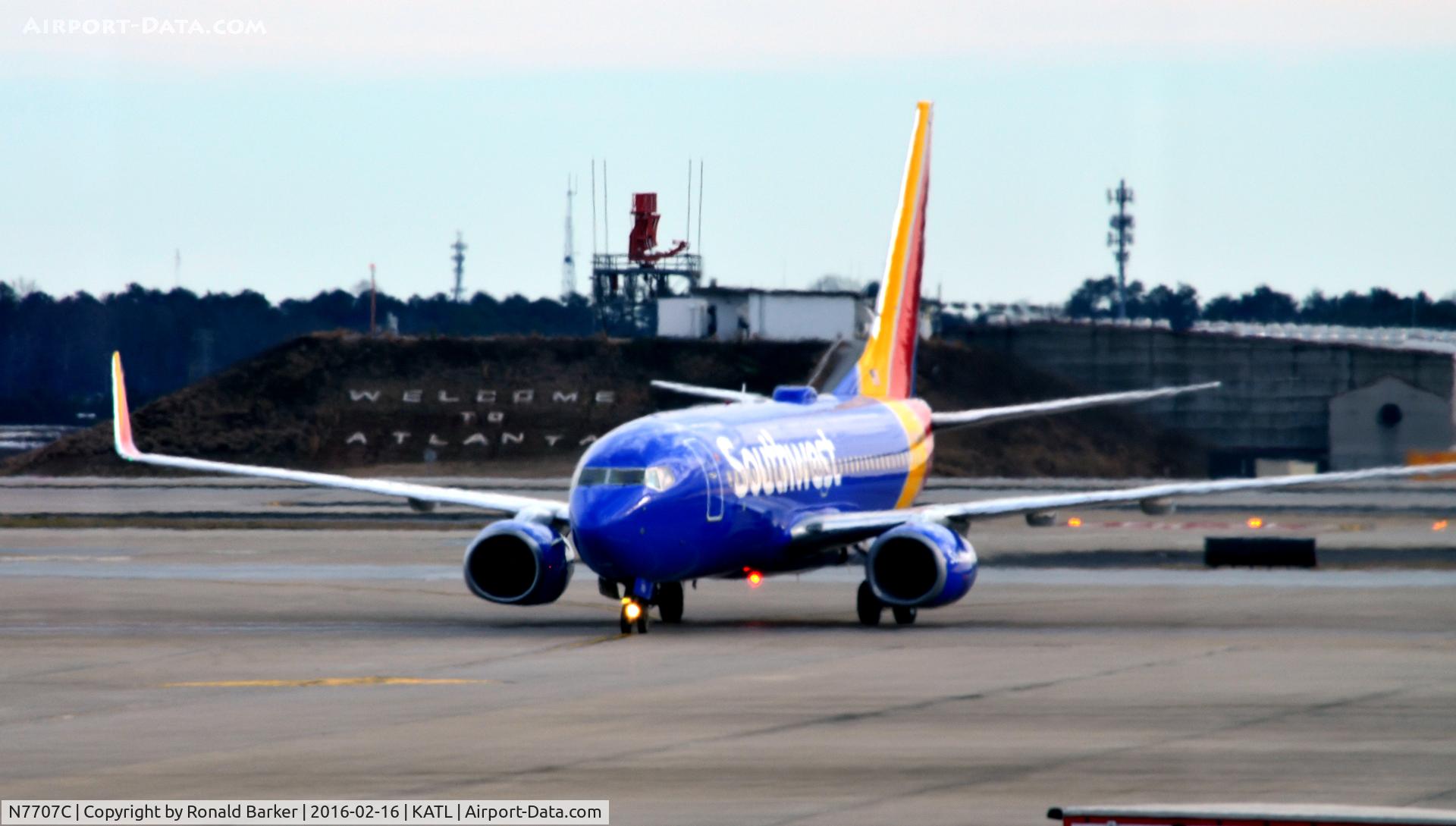 N7707C, 2004 Boeing 737-76N C/N 32667, Taxi Atlanta