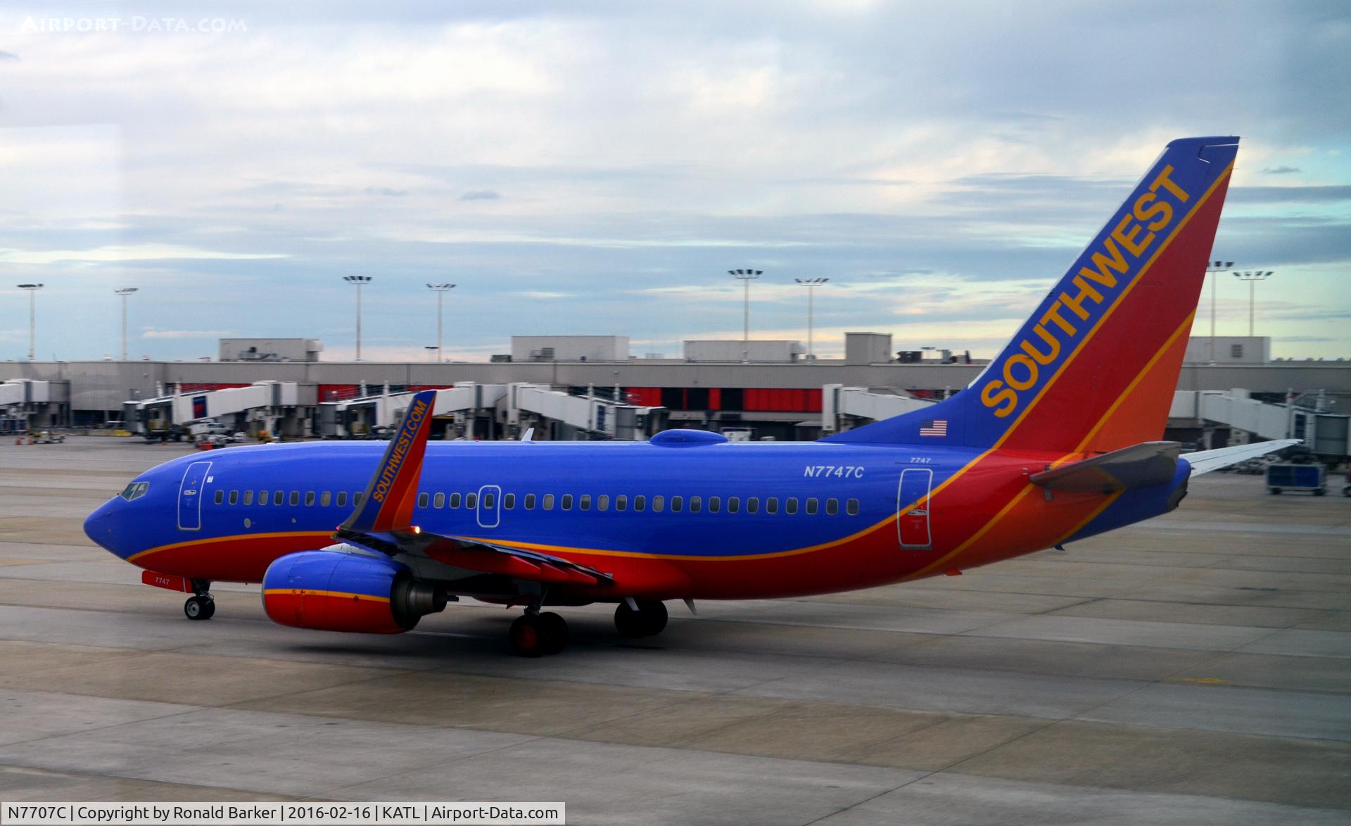 N7707C, 2004 Boeing 737-76N C/N 32667, Taxi Atlanta