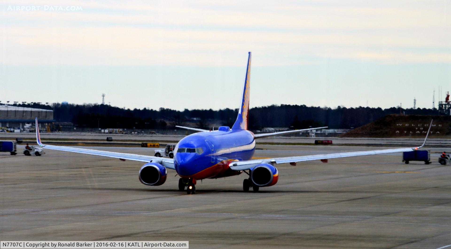N7707C, 2004 Boeing 737-76N C/N 32667, Taxi Atlanta