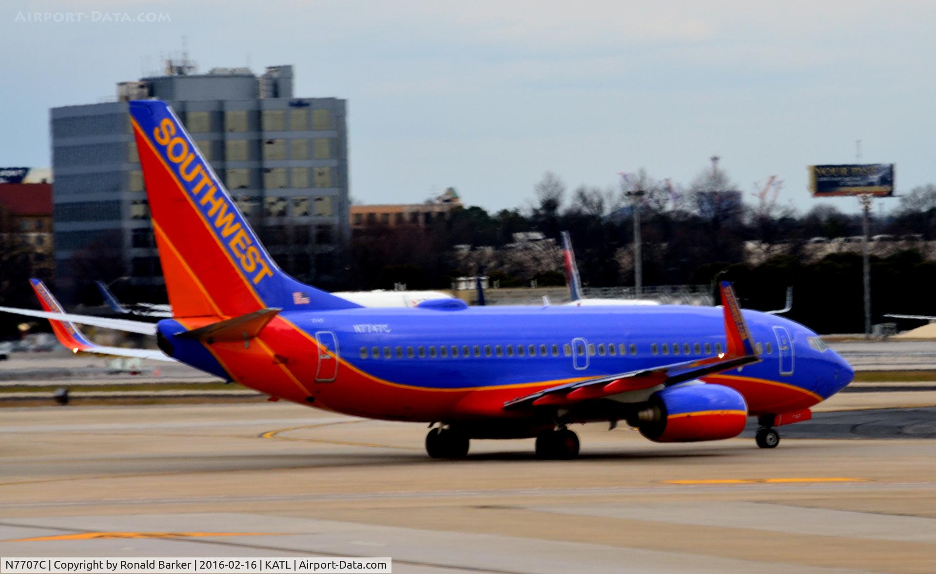 N7707C, 2004 Boeing 737-76N C/N 32667, Taxi Atlanta