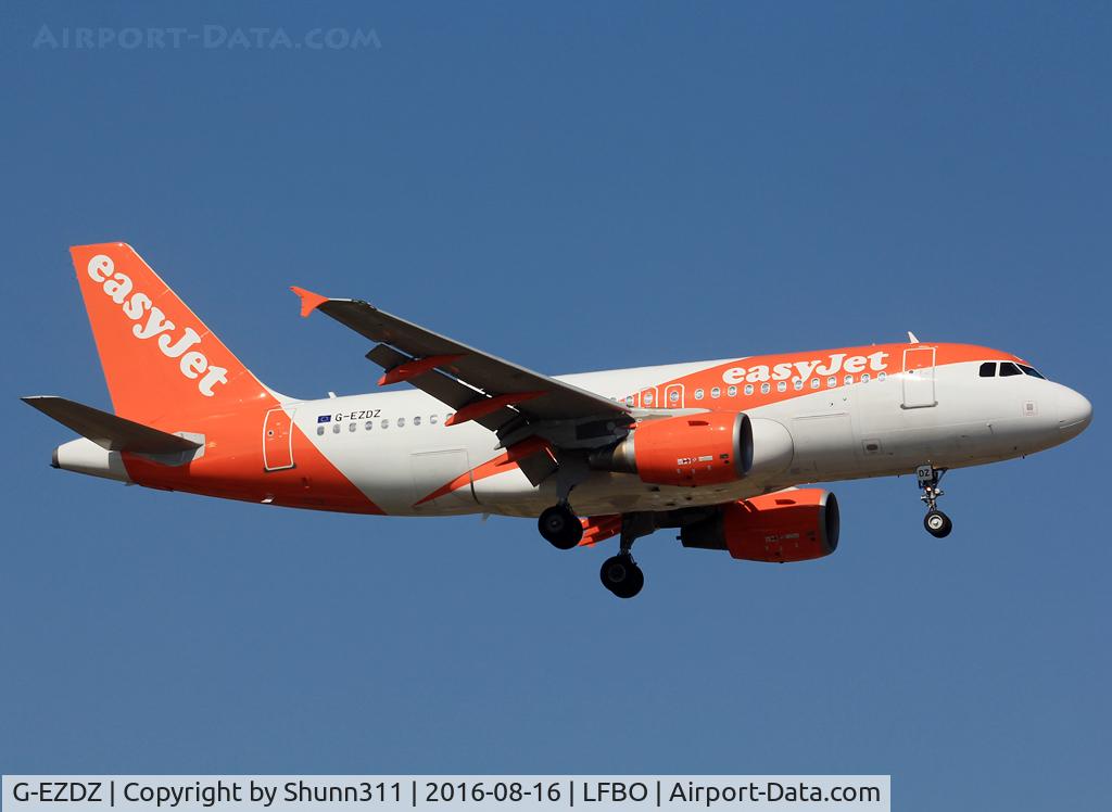 G-EZDZ, 2009 Airbus A319-111 C/N 3774, Landing rwy 14R in new c/s
