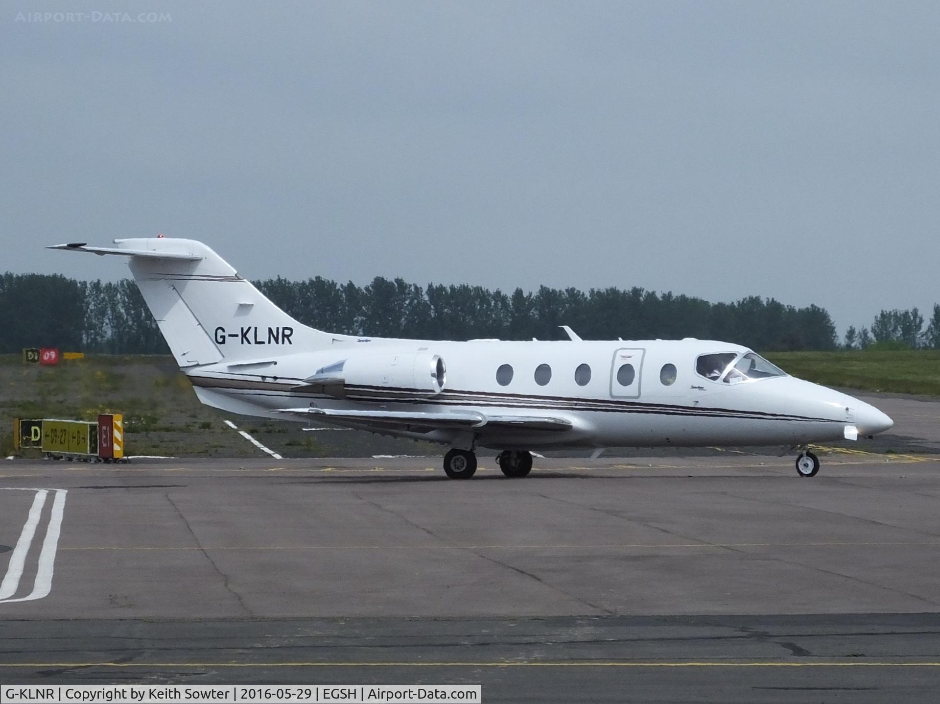 G-KLNR, 2009 Raytheon Hawker 400XP C/N RK-552, Taxying out