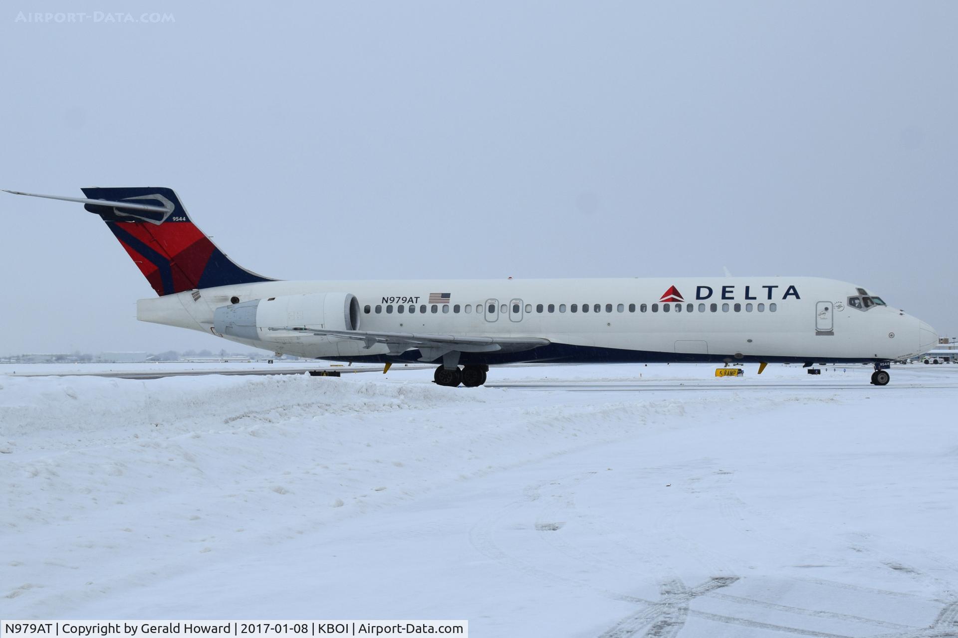 N979AT, 2002 Boeing 717-200 C/N 55038, Taxing to the Gate.