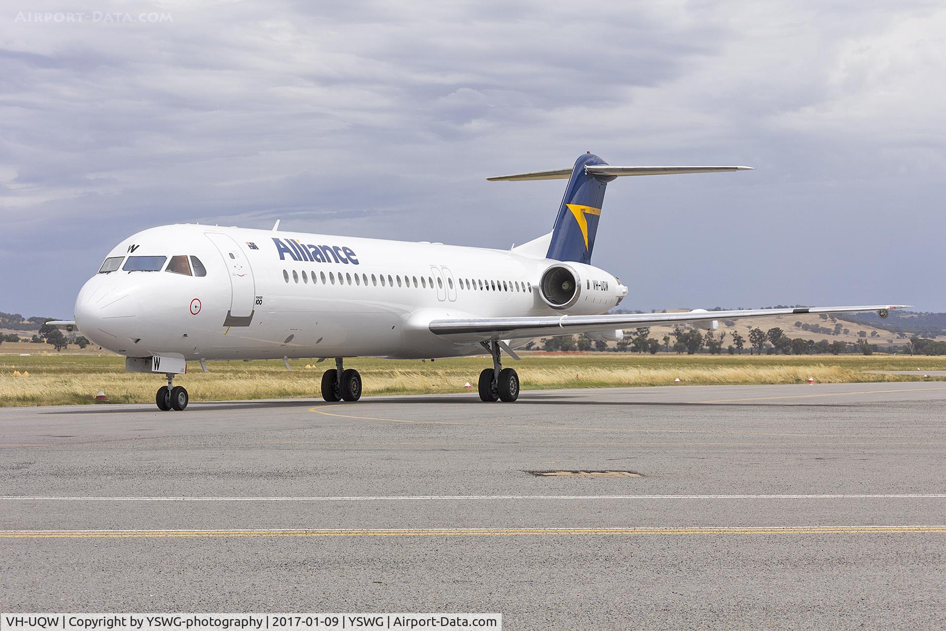 VH-UQW, 1991 Fokker 100 (F-28-0100) C/N 11367, Alliance (VH-UQW) Fokker 100 taxiing at Wagga Wagga Airport.