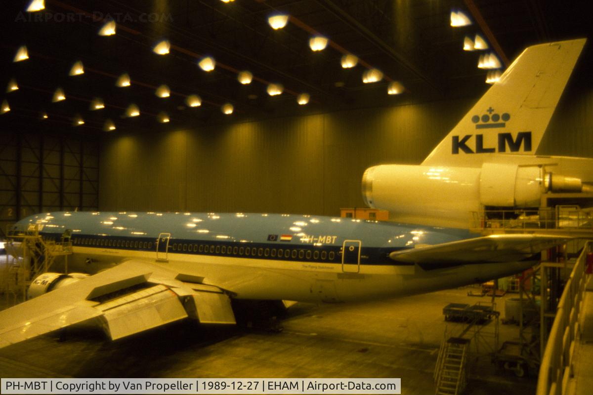 PH-MBT, 1978 McDonnell Douglas KDC-10-30CF C/N 46985, DC-10-30CF of Martinair Holland, leased to KLM, in one of the KLM hangars at Schiphol-Oost, the Netherlands, 1989