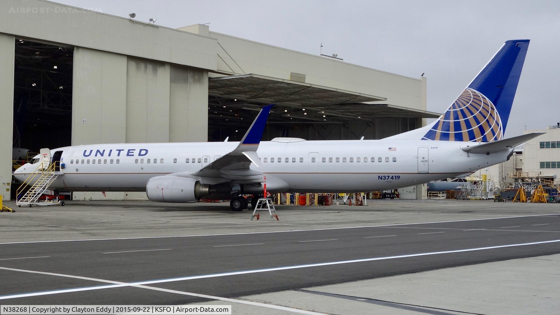 N38268, 2001 Boeing 737-824 C/N 31587, SFO 2015