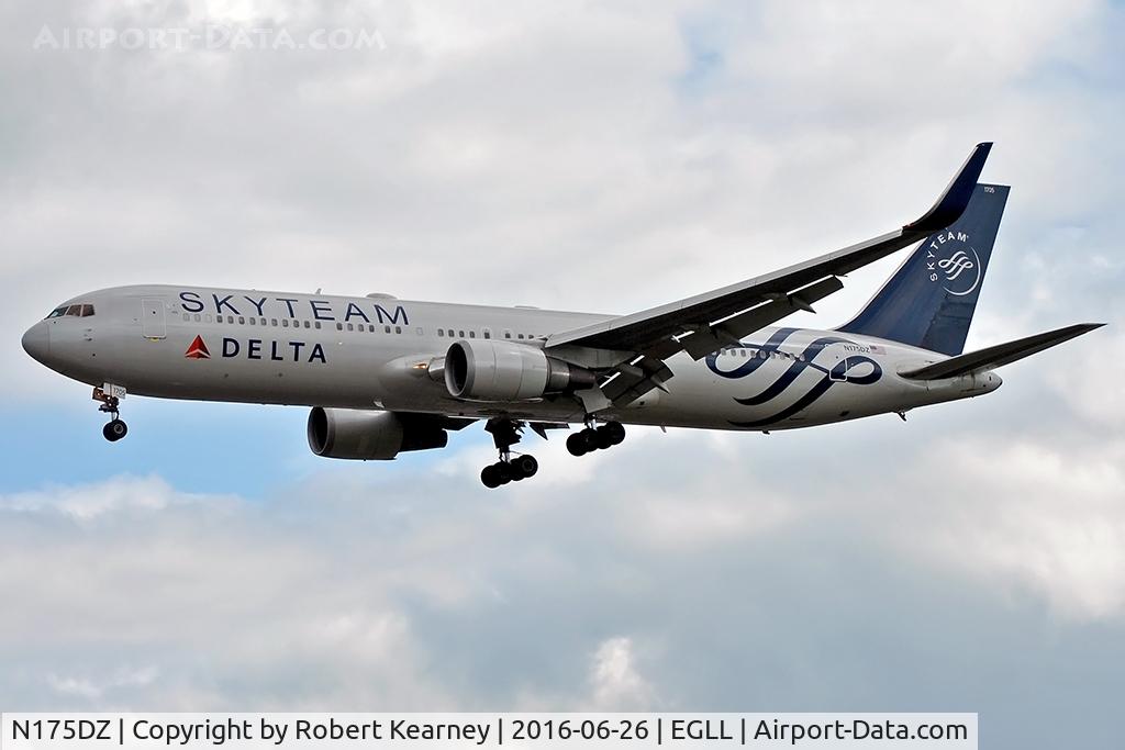 N175DZ, 1999 Boeing 767-332 C/N 29696, Arriving 27L