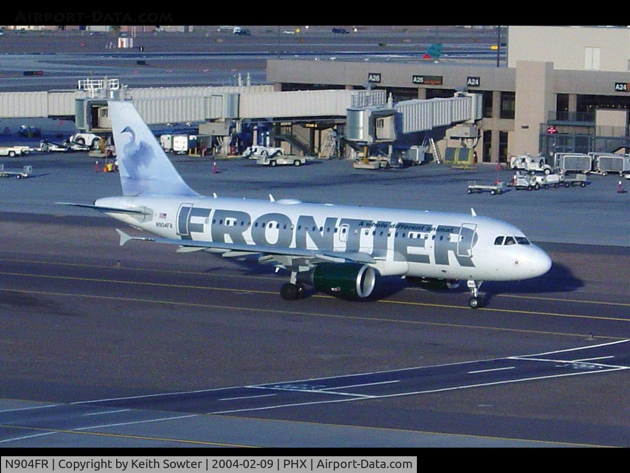N904FR, 2001 Airbus A319-111 C/N 1579, Taxying over the Skybridge