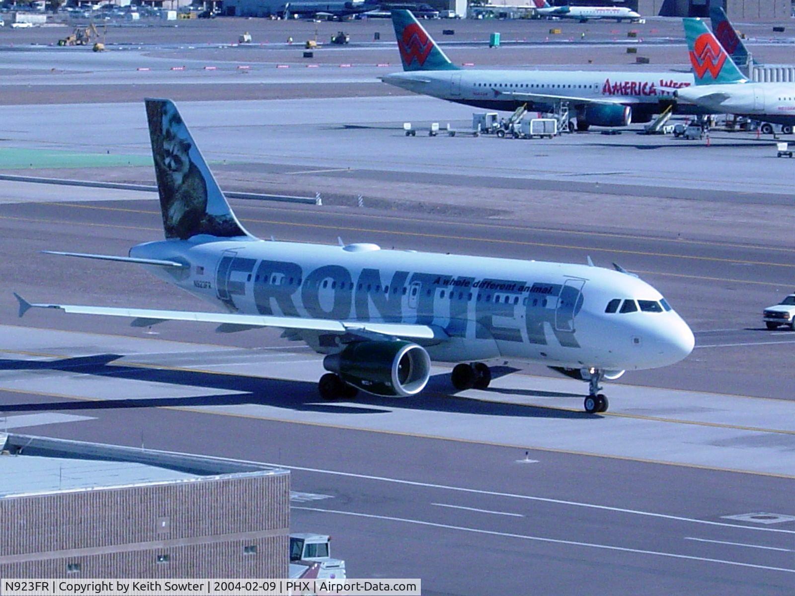 N923FR, 2003 Airbus A319-111 C/N 2019, Taxying over the Skybridge