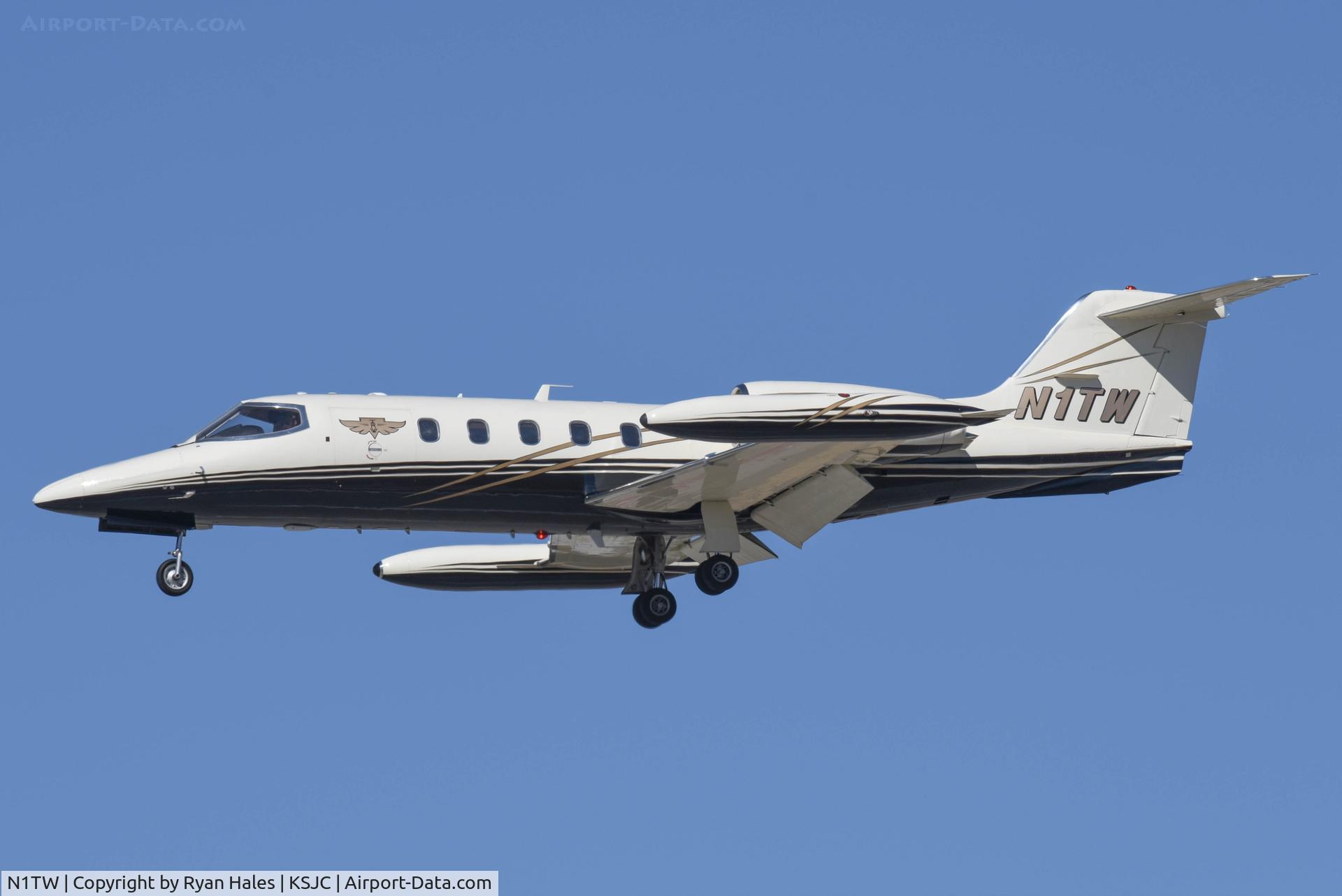 N1TW, 1970 Cessna 414 Chancellor Chancellor C/N 414-0058, Nice Learjet