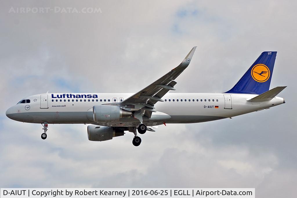 D-AIUT, 2016 Airbus A320-214 C/N 7115, Arriving 27L