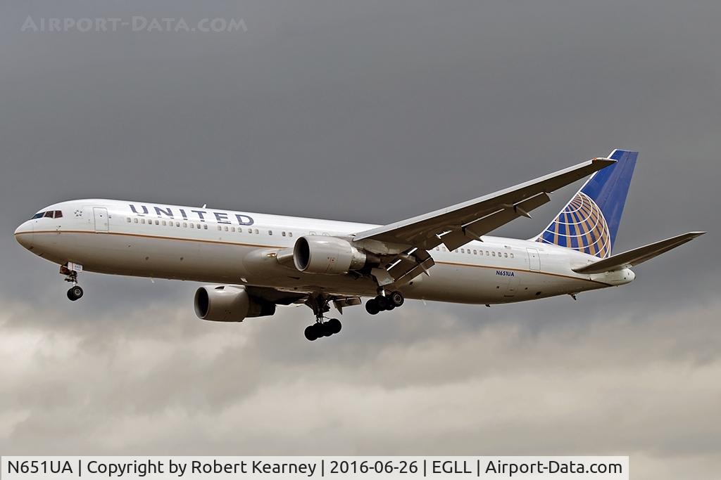 N651UA, 1992 Boeing 767-322 C/N 25389, Arriving 27L