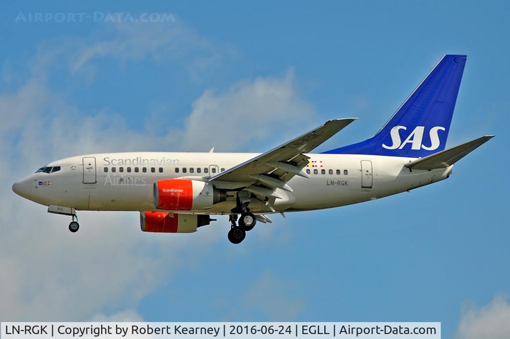 LN-RGK, 1999 Boeing 737-683 C/N 28313, Arriving 27L