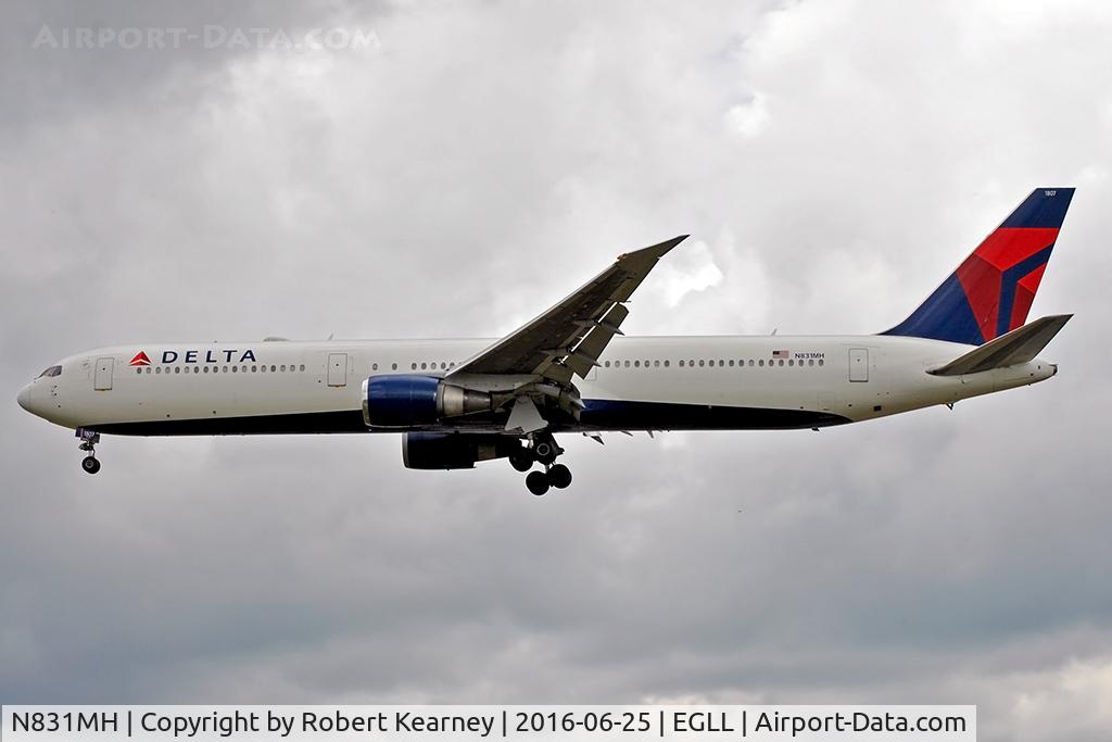 N831MH, 2000 Boeing 767-432/ER C/N 29702, Arriving 27L