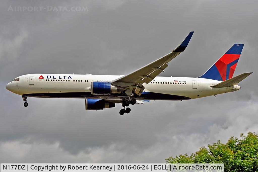 N177DZ, 1999 Boeing 767-332 C/N 29698, Arriving 27L