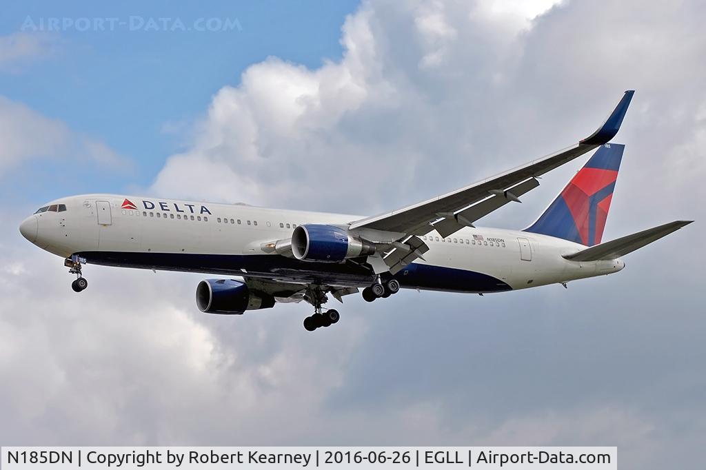 N185DN, 1995 Boeing 767-332 C/N 27961, Arriving 27L