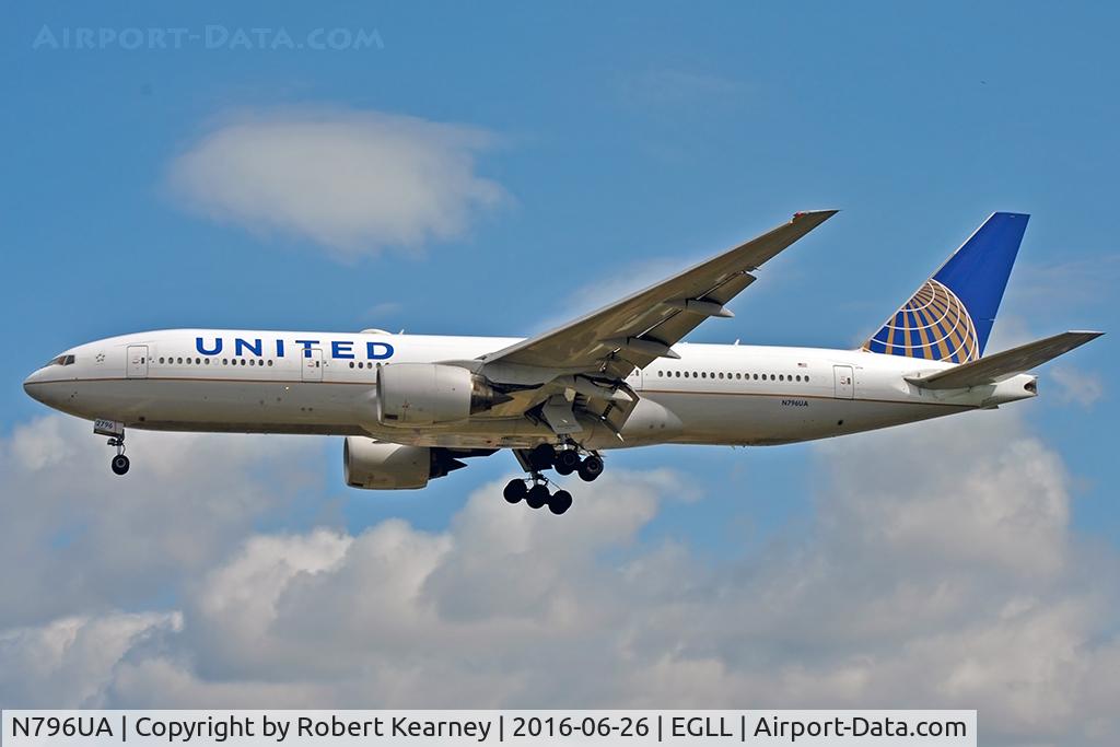 N796UA, 1998 Boeing 777-222 C/N 26931, Arriving 27L