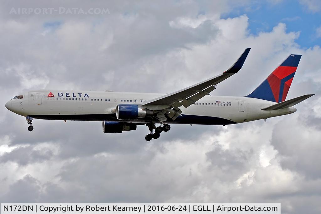 N172DN, 1990 Boeing 767-332 C/N 24775, Arriving 27L