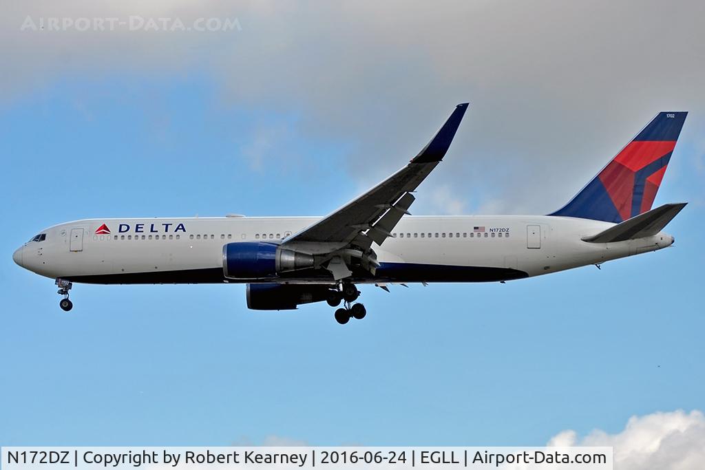 N172DZ, 1998 Boeing 767-332 C/N 29691, Arriving 27L