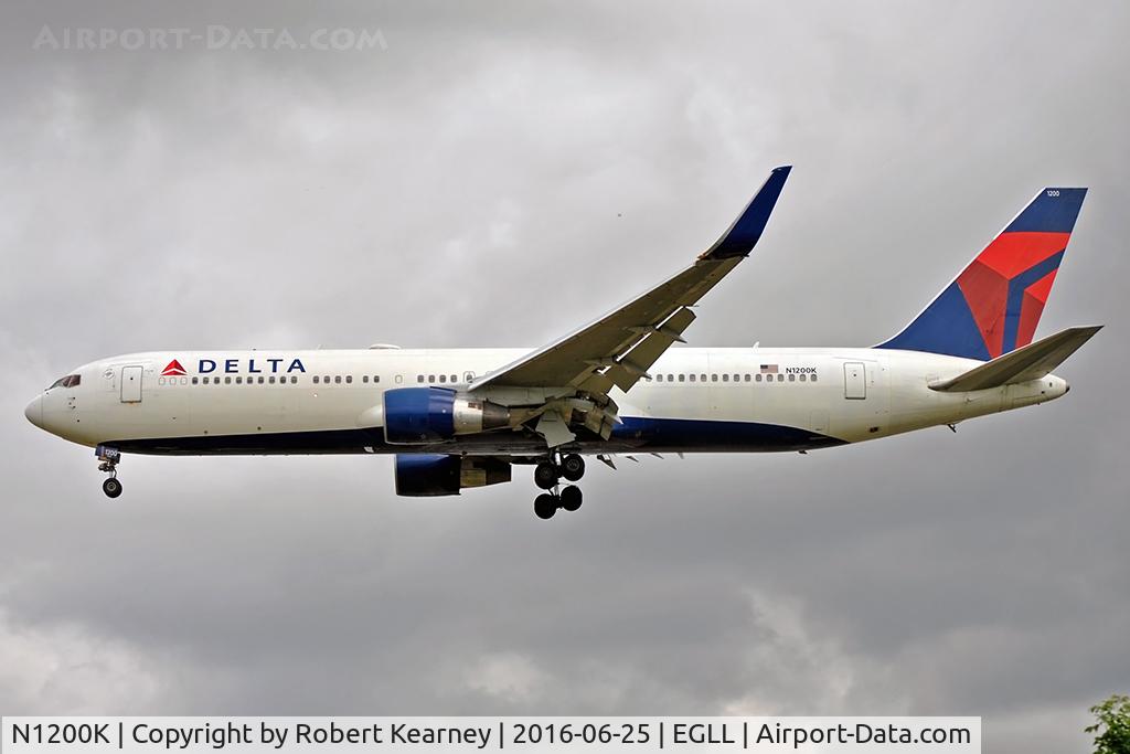 N1200K, 1998 Boeing 767-332 C/N 28457, Arriving 27L