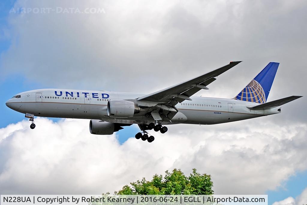 N228UA, 2002 Boeing 777-222 C/N 30556, Arriving 27L