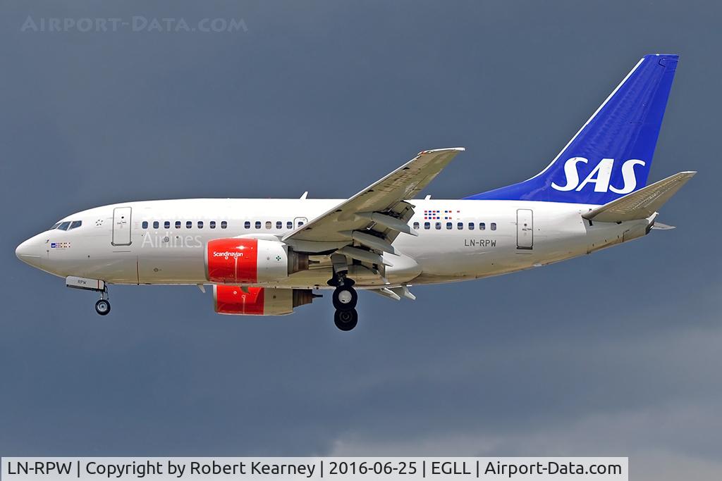 LN-RPW, 1999 Boeing 737-683 C/N 28289, Arriving 27L