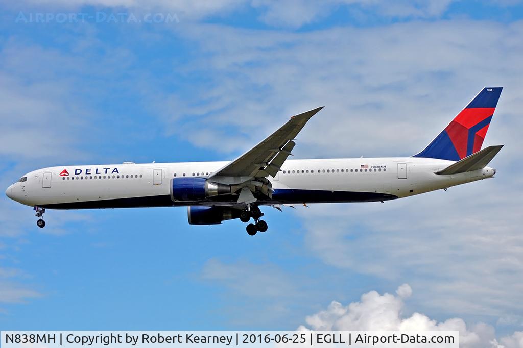 N838MH, 2000 Boeing 767-432/ER C/N 29711, Arriving 27L