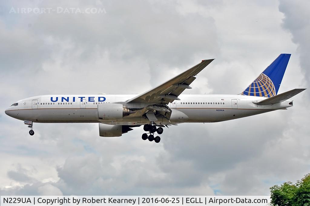 N229UA, 2002 Boeing 777-222 C/N 30557, Arriving 27L