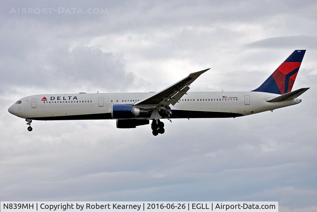 N839MH, 2001 Boeing 767-432/ER C/N 29712, Arriving 27L