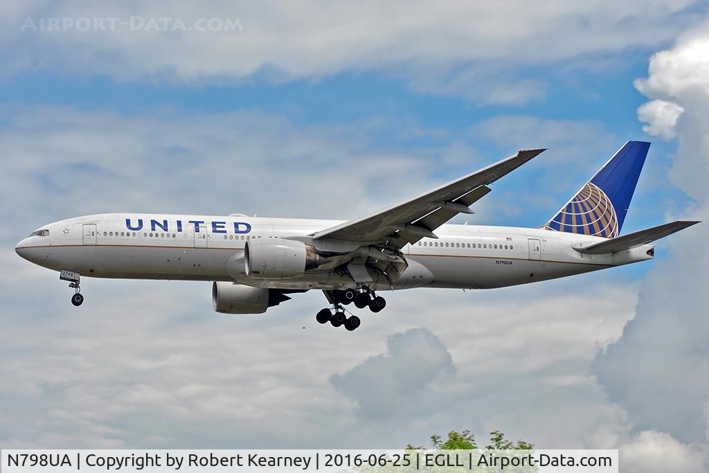 N798UA, 1998 Boeing 777-222ER C/N 26928, Arriving 27L