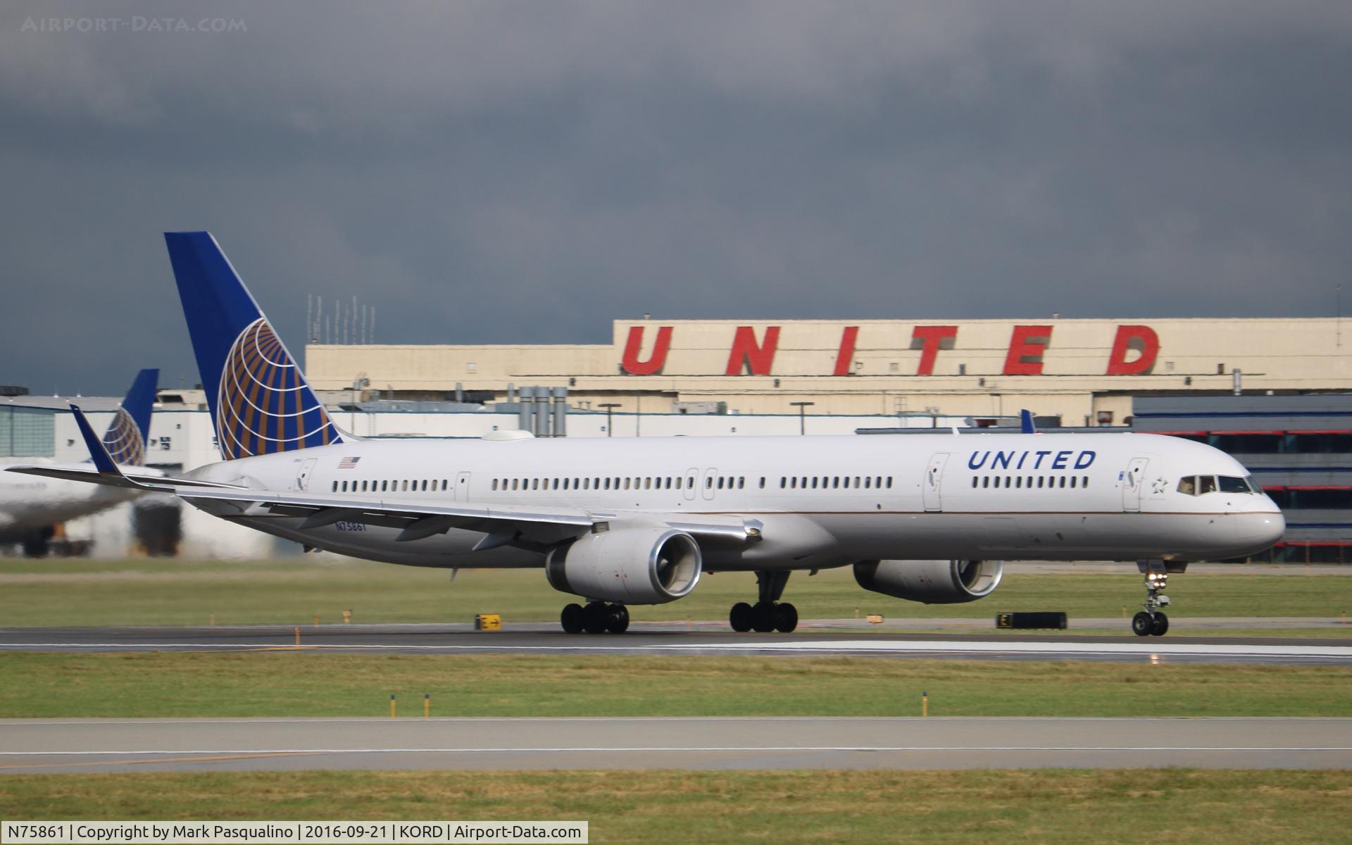 N75861, 2001 Boeing 757-33N C/N 32585, Boeing 757-300