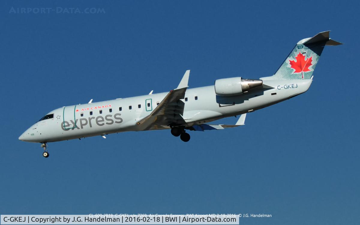 C-GKEJ, 1998 Bombardier CRJ-200ER (CL-600-2B19) C/N 7269, On final to 33L.