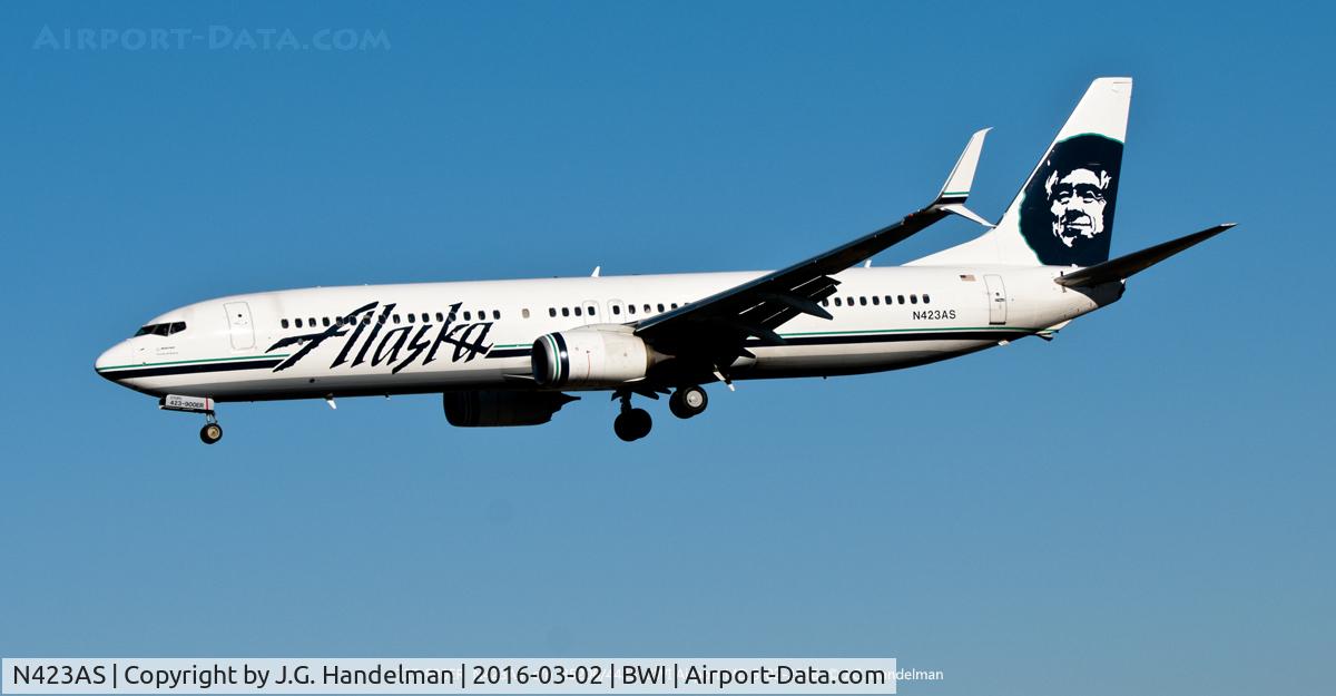 N423AS, 2013 Boeing 737-990/ER C/N 35206, On final to 33L.