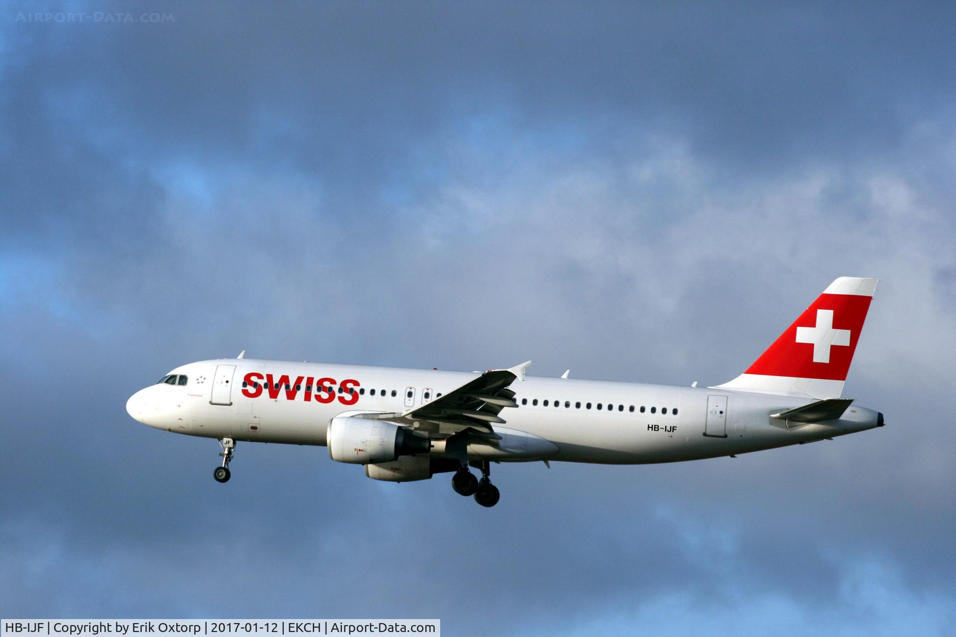 HB-IJF, 1995 Airbus A320-214 C/N 562, HB-IJF landing rw 22L