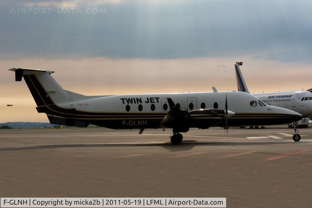 F-GLNH, 1993 Beech 1900D C/N UE-73, Taxiing