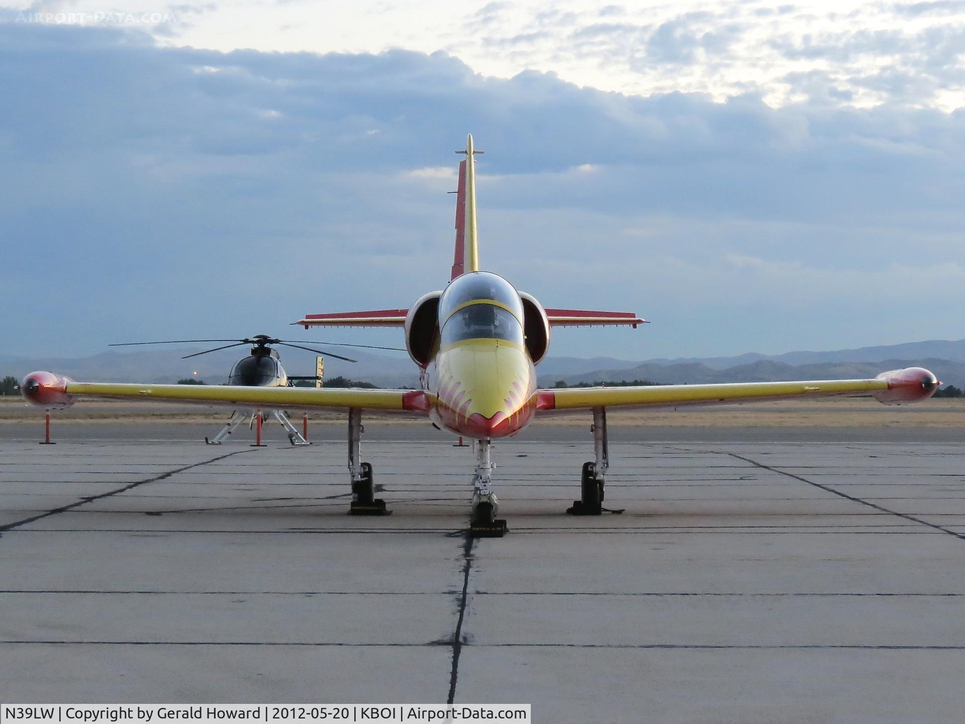 N39LW, 1981 Aero L-39C Albatros C/N 132039, Very sleek aircraft.