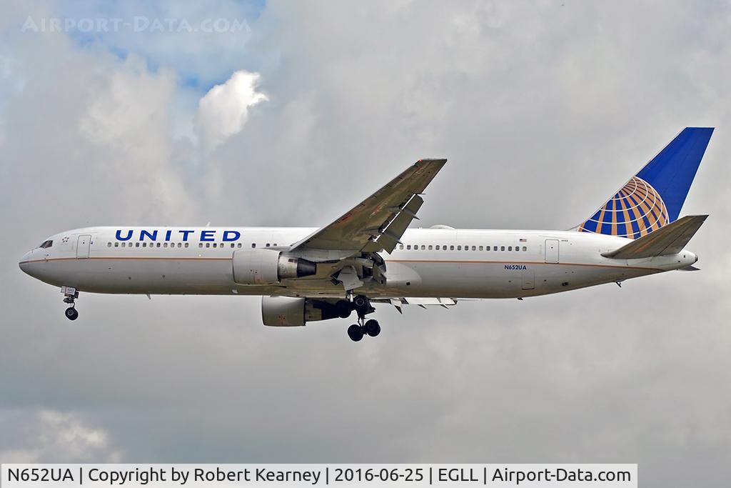 N652UA, 1992 Boeing 767-322 C/N 25390, Arriving 27L