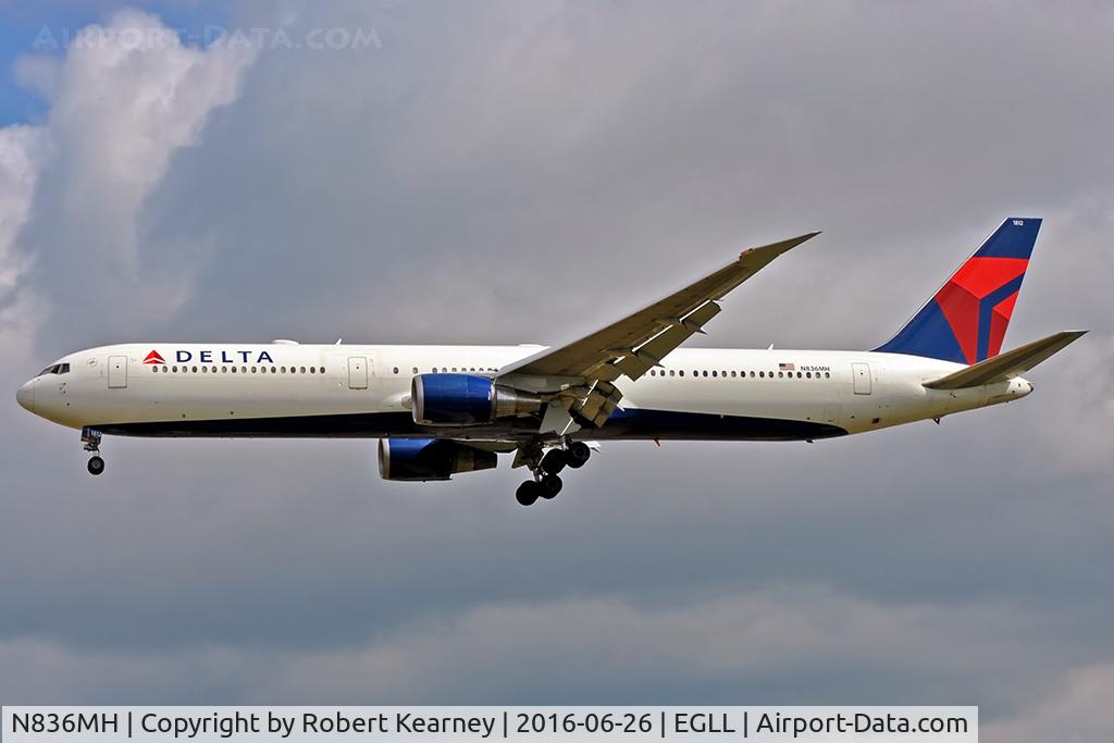 N836MH, 2000 Boeing 767-432/ER C/N 29709, Arriving 27L