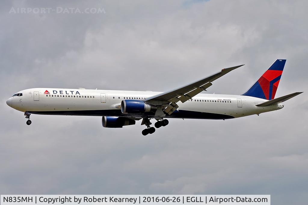 N835MH, 2000 Boeing 767-432/ER C/N 29708, Arriving 27L