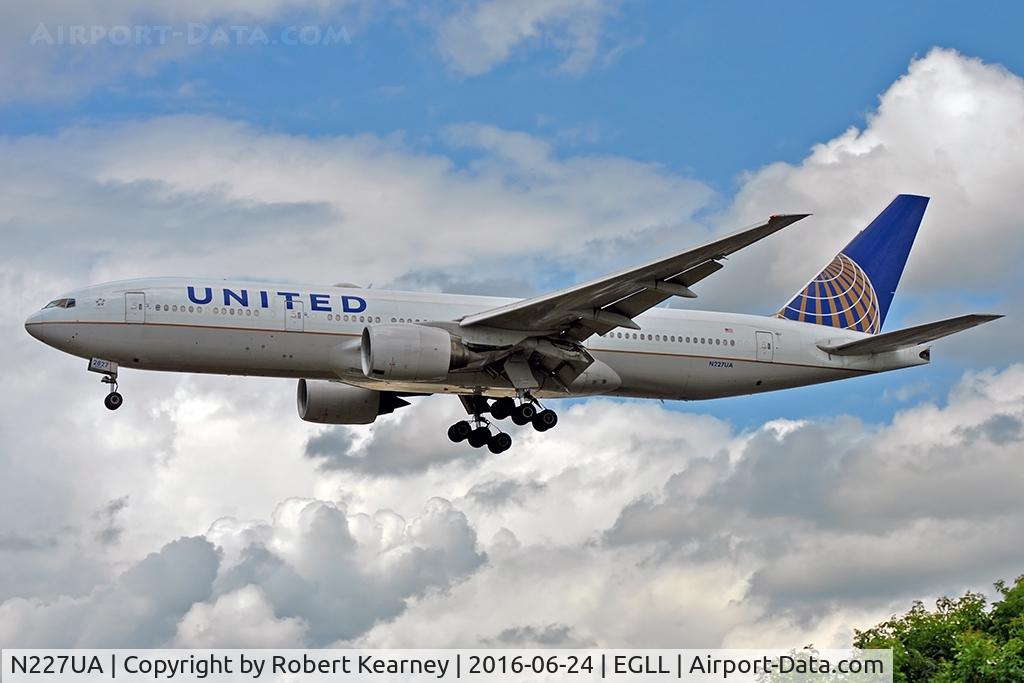 N227UA, 2002 Boeing 777-222 C/N 30555, Arriving 27L