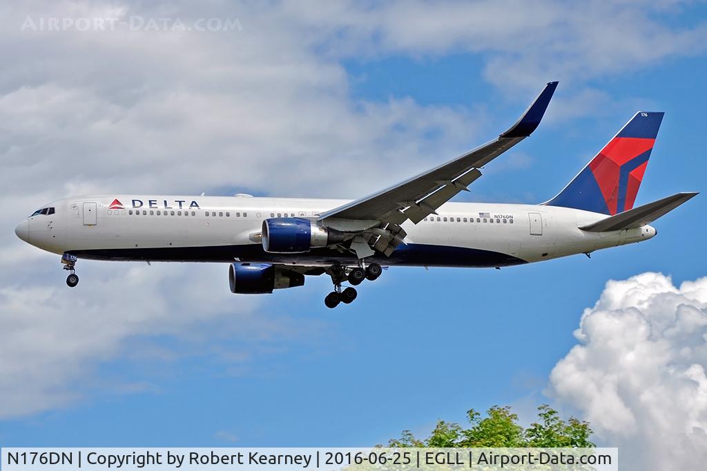 N176DN, 1990 Boeing 767-332 C/N 25061, Arriving 27L