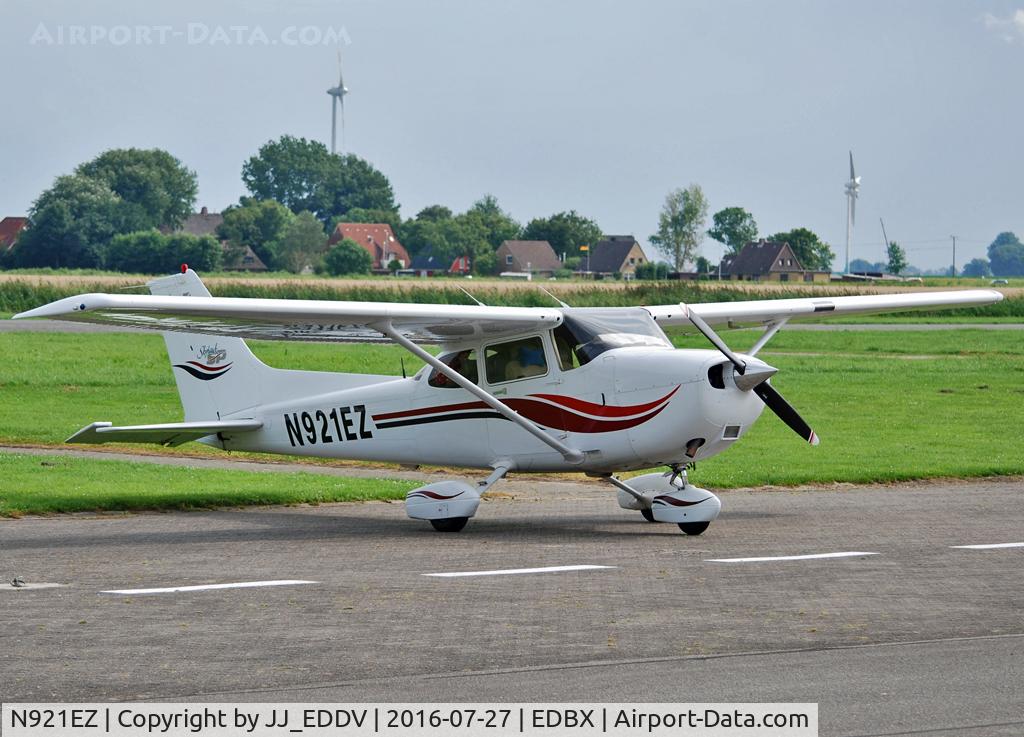 N921EZ, 2000 Cessna 172S C/N 172S-8499, Cessna 172 Skyhawk at EDBX / Heide-Büsum Airfield