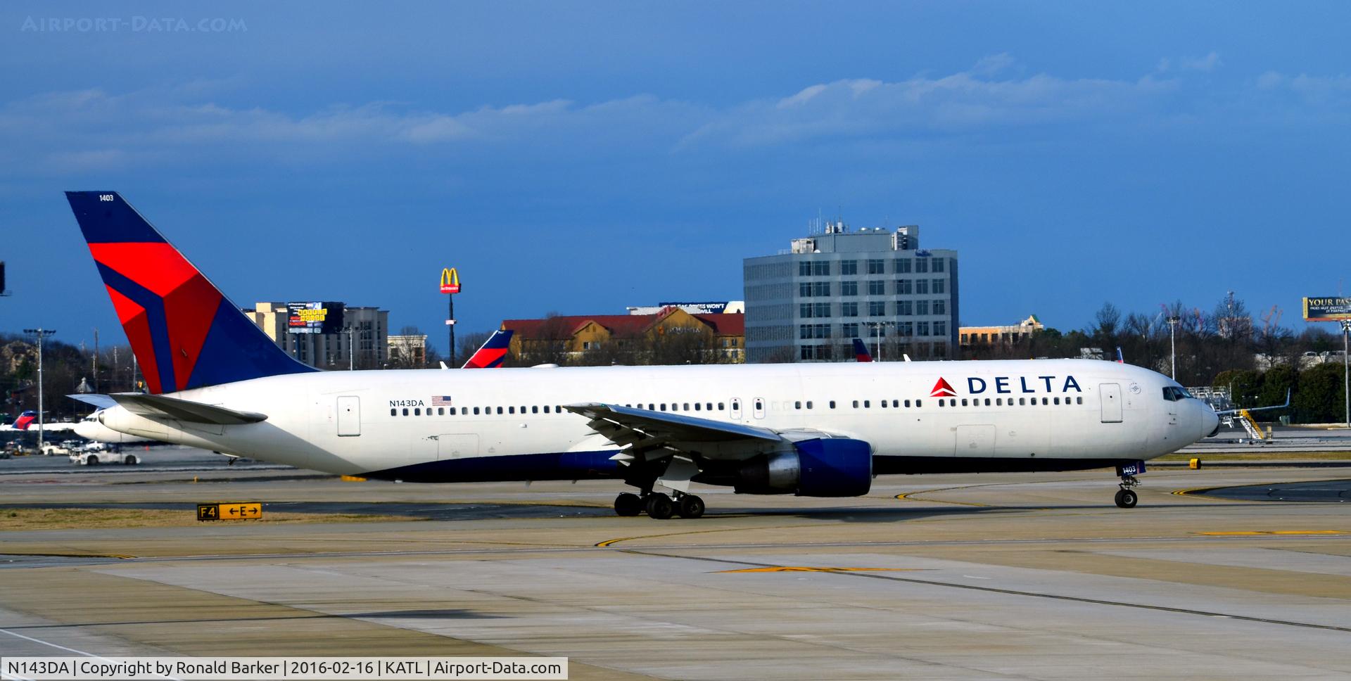N143DA, 1998 Boeing 767-332 C/N 25991, taxi Atlanta