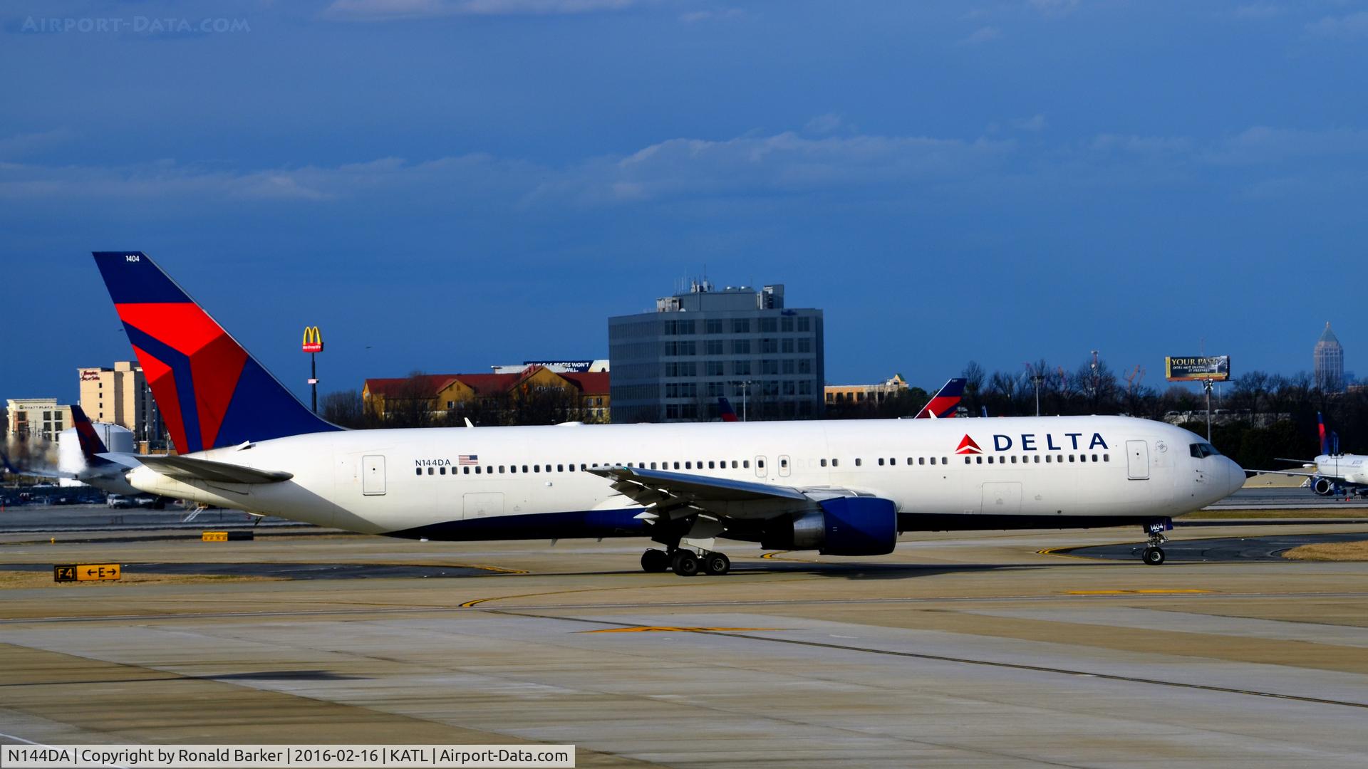 N144DA, 1999 Boeing 767-332 C/N 27584, Taxi Atlanta